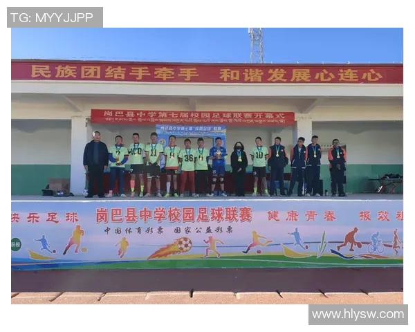 中学足球比赛激烈进行球场上青春与梦想交织的精彩瞬间 中学足球比赛激烈进行球场上青春与梦想交织的精彩瞬间